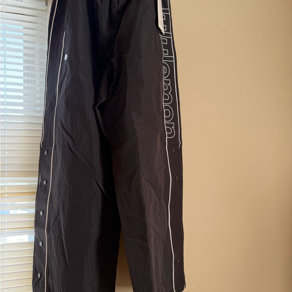 Lululemon Crinkle Nylon Mid-Rise Track Pant
Wordmark Size: M